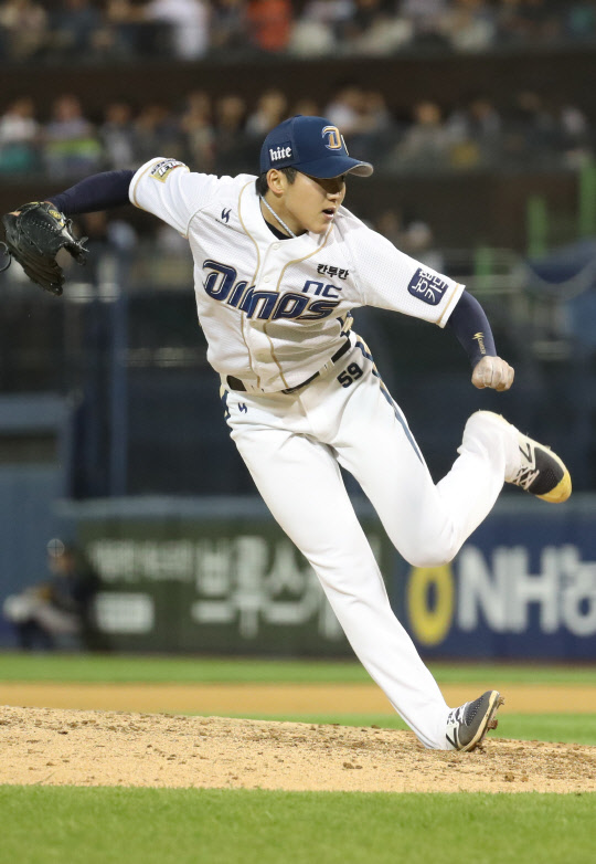 8일 경남 창원시 마산회원구 마산야구장에서 열린 2017년 프로야구 KBO 리그 롯데 자이언츠와 NC 다이노스의 경기. NC 선발 구창모가 7회 초 호투하고 있다. <연합뉴스>